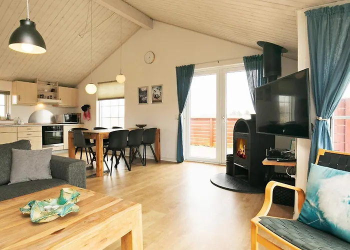 8 Person In Lokken-by Traum *